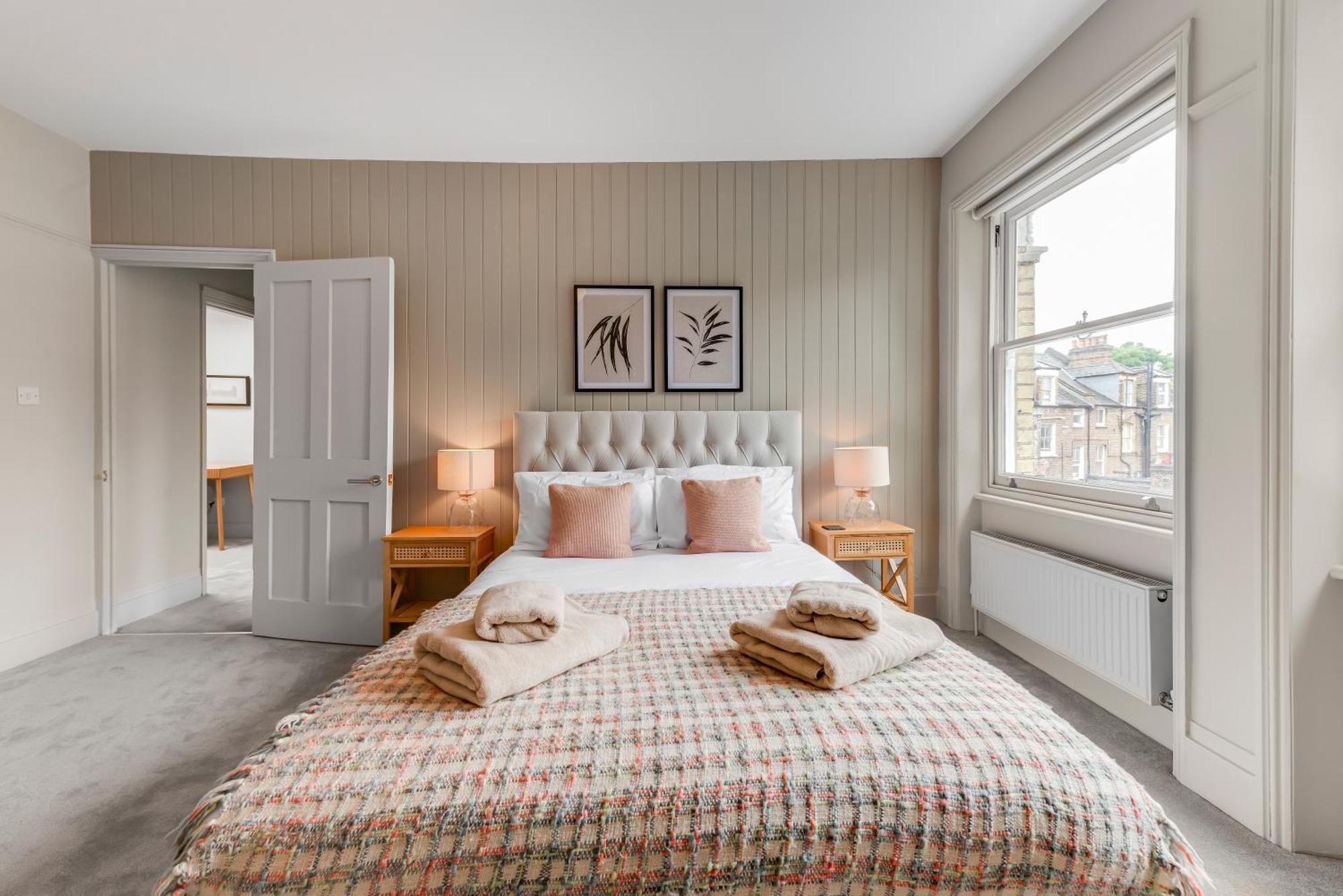 Luxury 3 Bed Apartment With Balcony In Kensington Olympia London Eksteriør billede