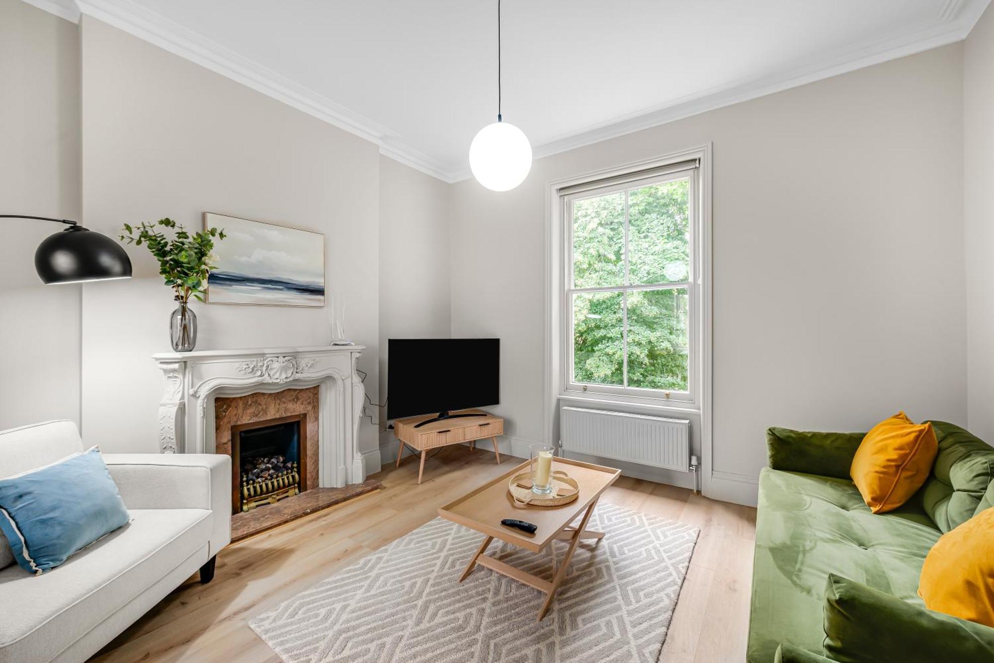 Luxury 3 Bed Apartment With Balcony In Kensington Olympia London Eksteriør billede