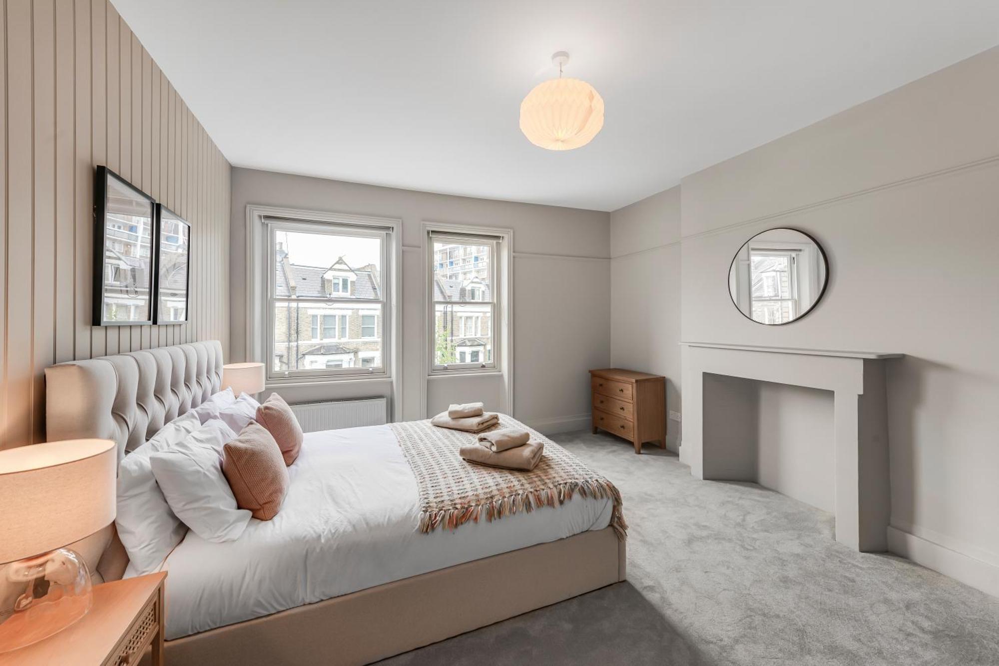 Luxury 3 Bed Apartment With Balcony In Kensington Olympia London Eksteriør billede