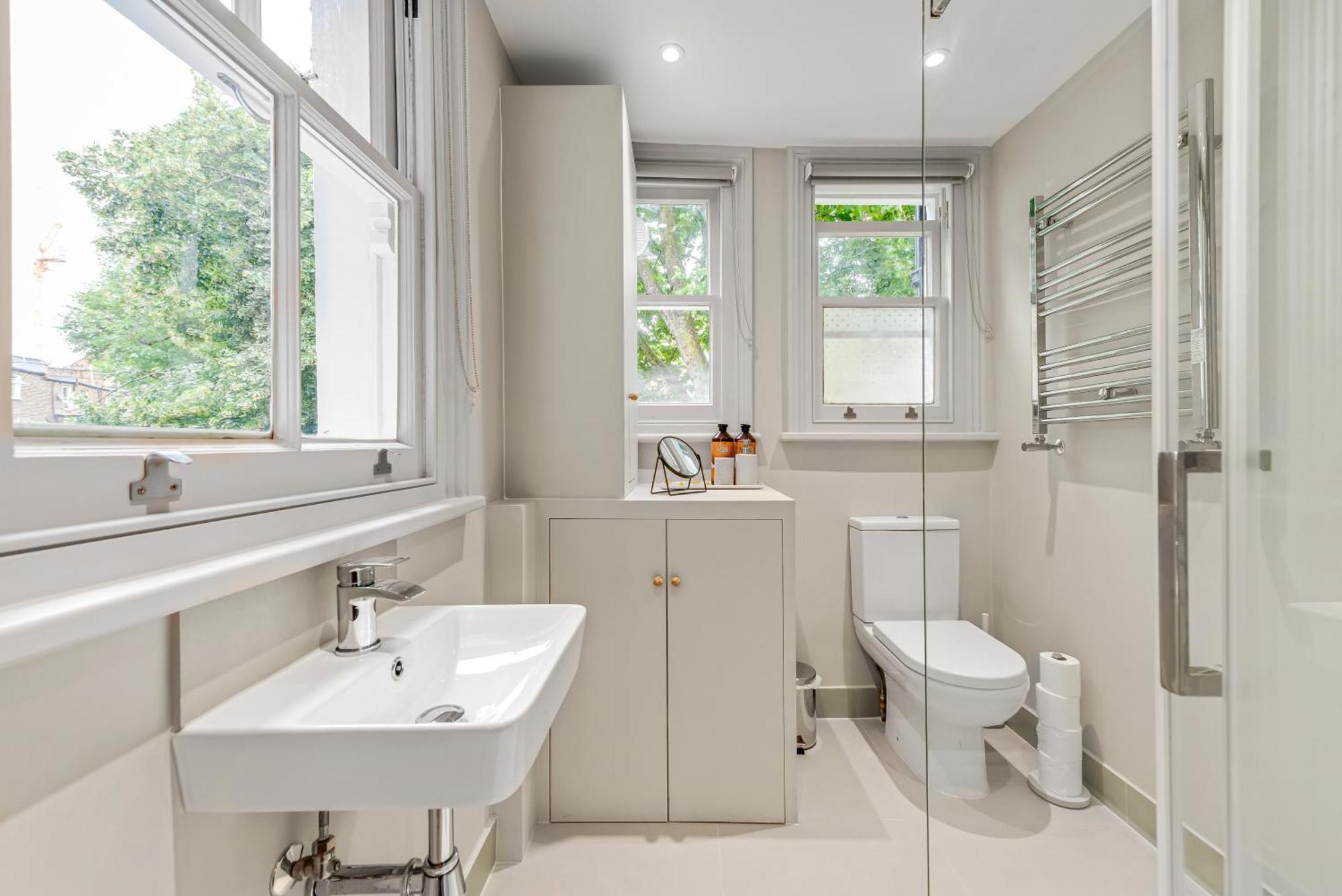 Luxury 3 Bed Apartment With Balcony In Kensington Olympia London Eksteriør billede