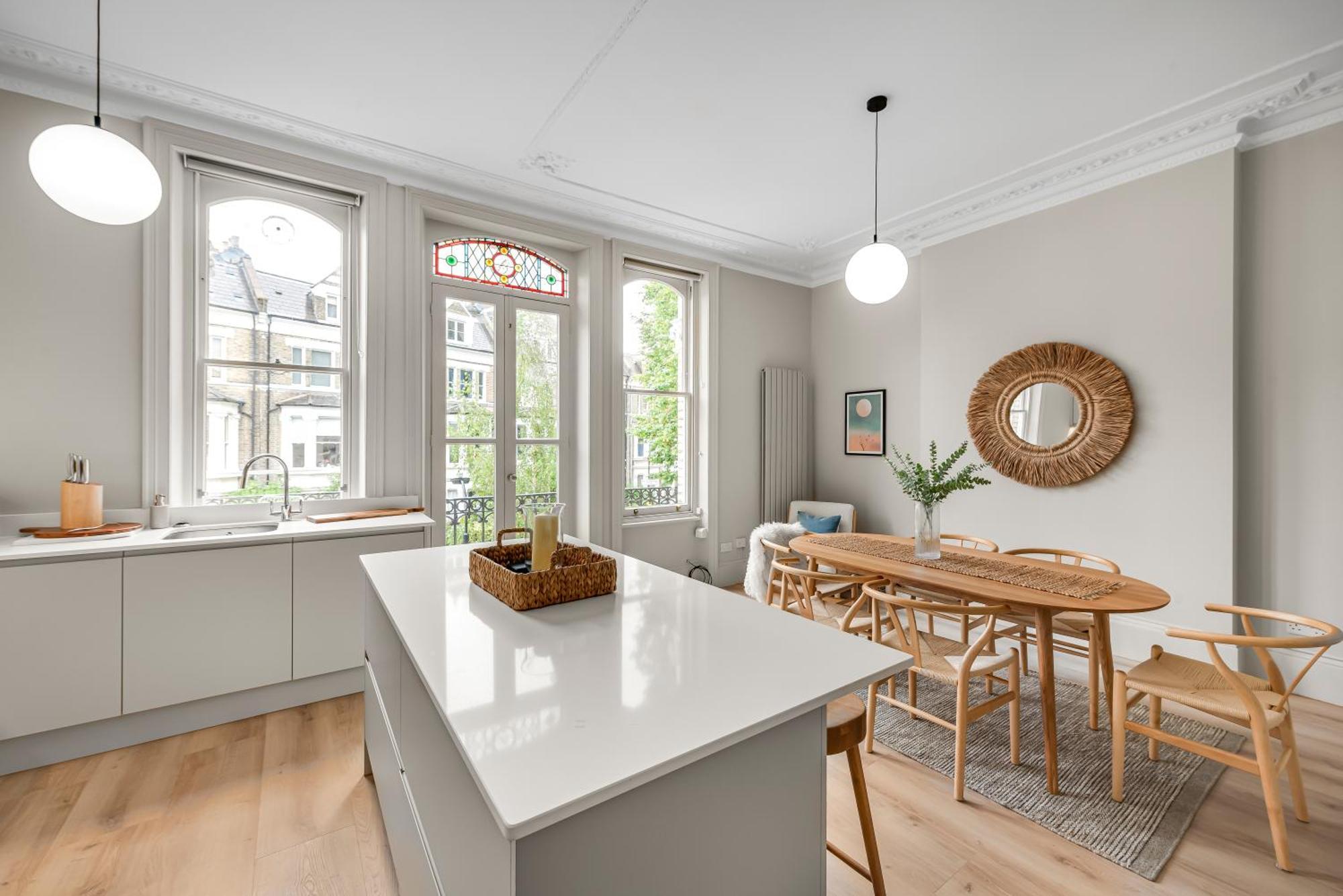 Luxury 3 Bed Apartment With Balcony In Kensington Olympia London Eksteriør billede
