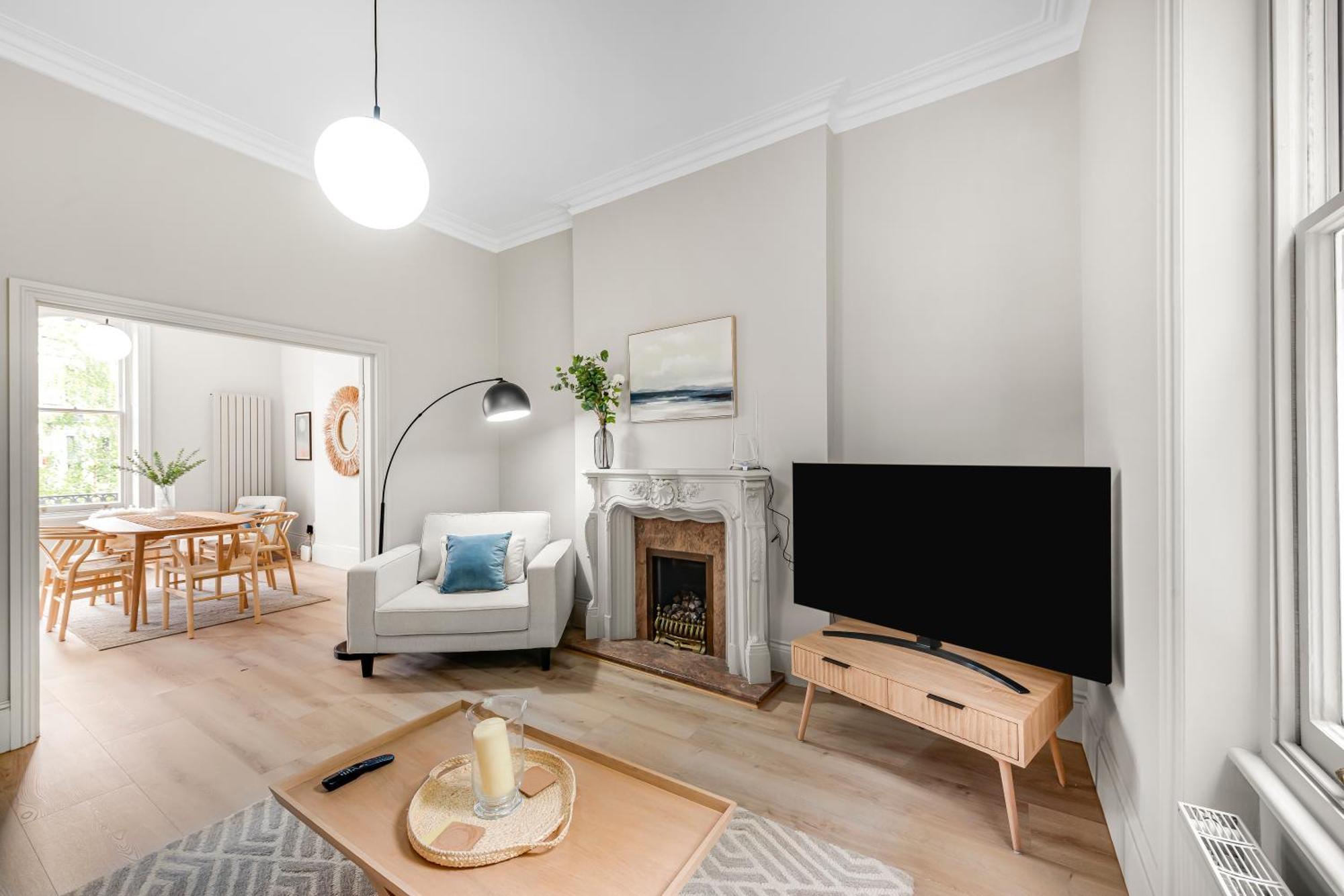 Luxury 3 Bed Apartment With Balcony In Kensington Olympia London Eksteriør billede