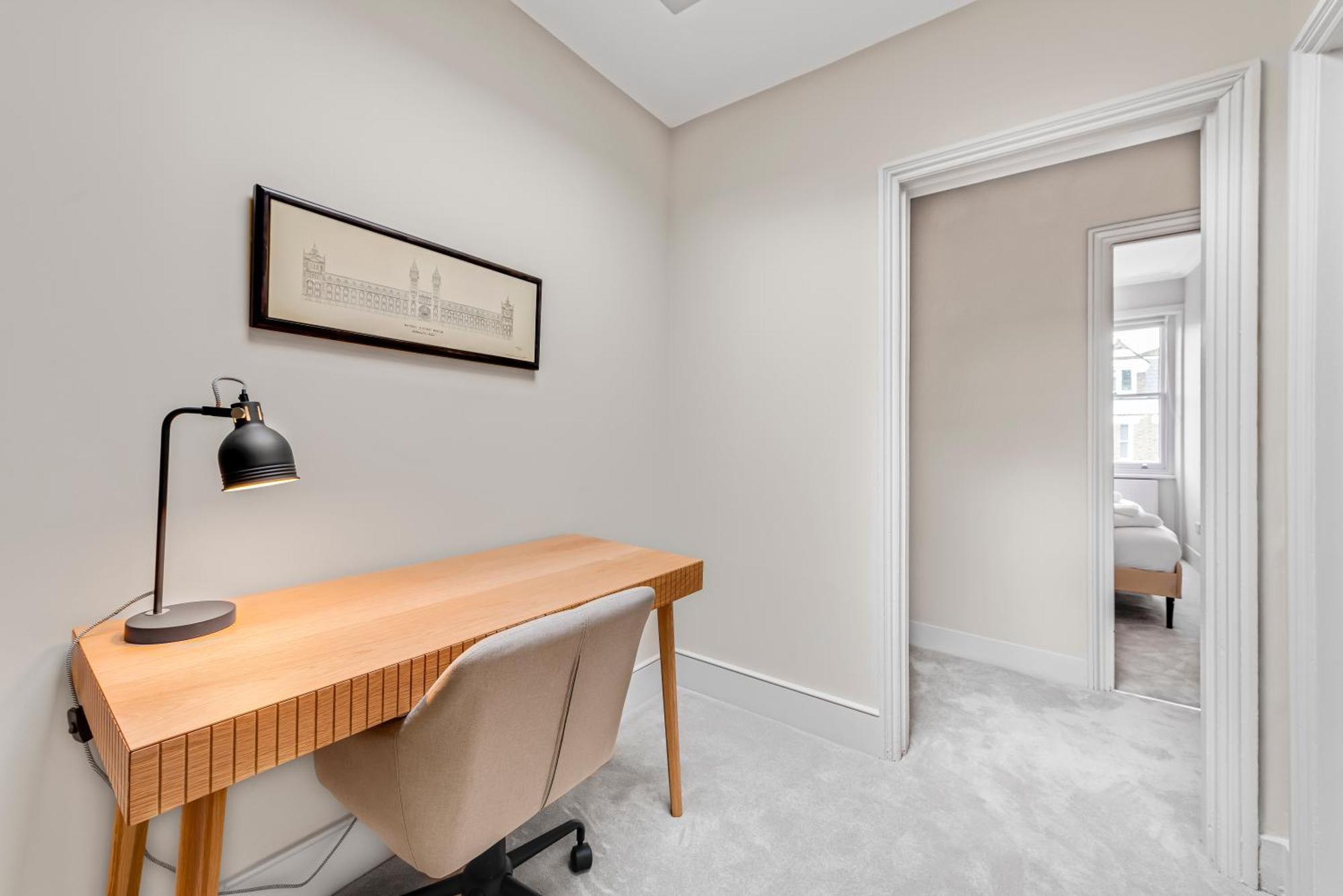 Luxury 3 Bed Apartment With Balcony In Kensington Olympia London Eksteriør billede