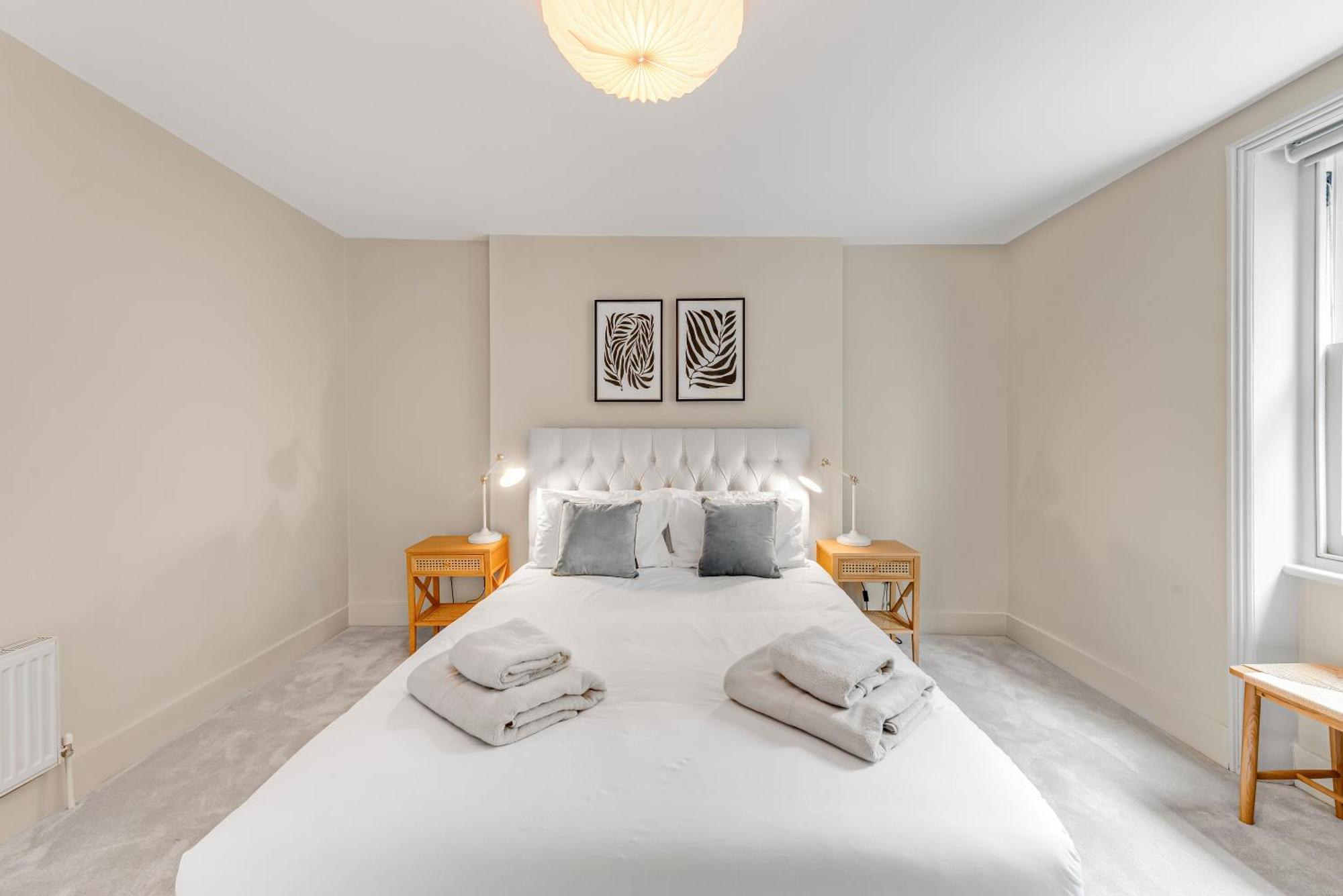 Luxury 3 Bed Apartment With Balcony In Kensington Olympia London Eksteriør billede