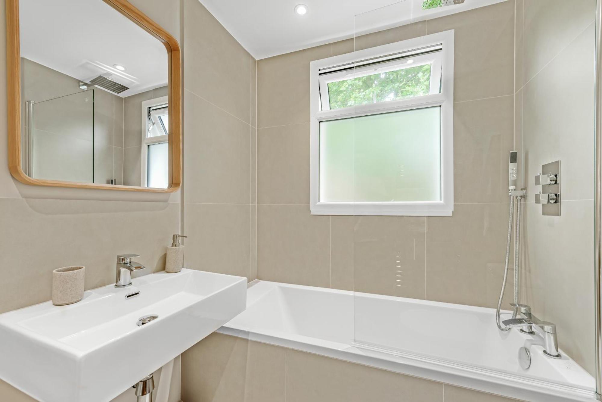 Luxury 3 Bed Apartment With Balcony In Kensington Olympia London Eksteriør billede