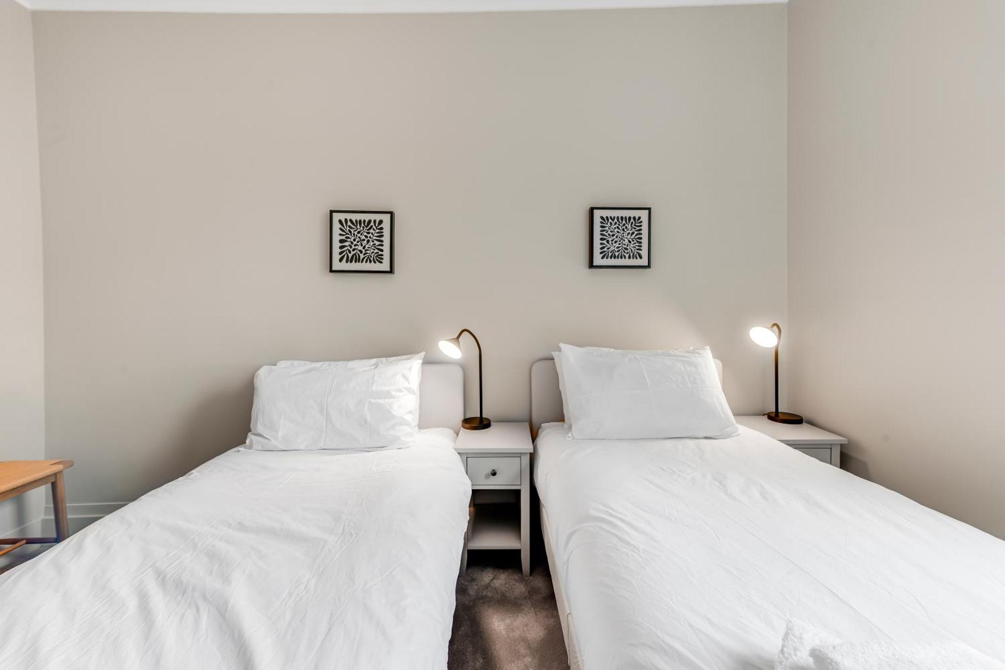 Luxury 3 Bed Apartment With Balcony In Kensington Olympia London Eksteriør billede