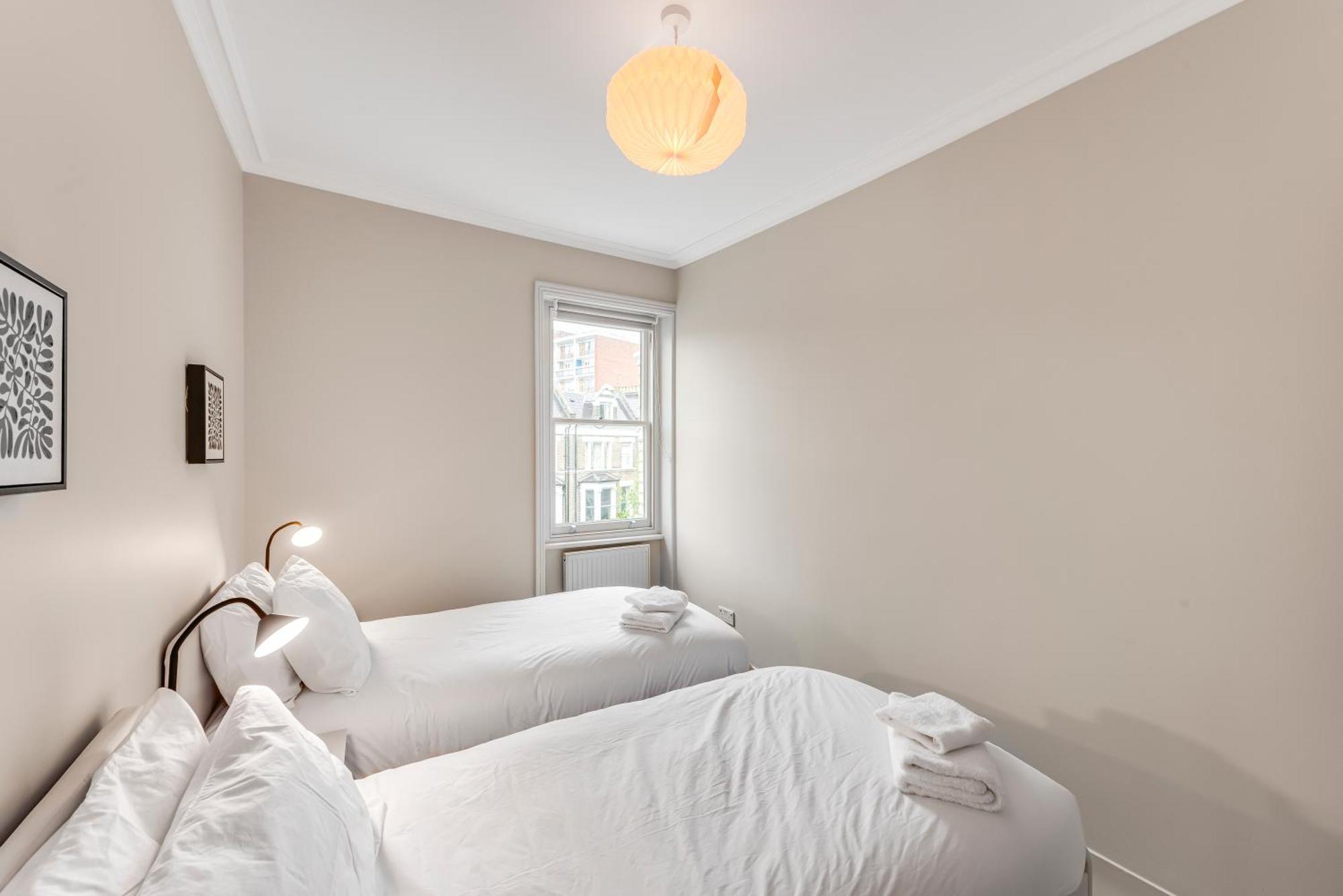 Luxury 3 Bed Apartment With Balcony In Kensington Olympia London Eksteriør billede