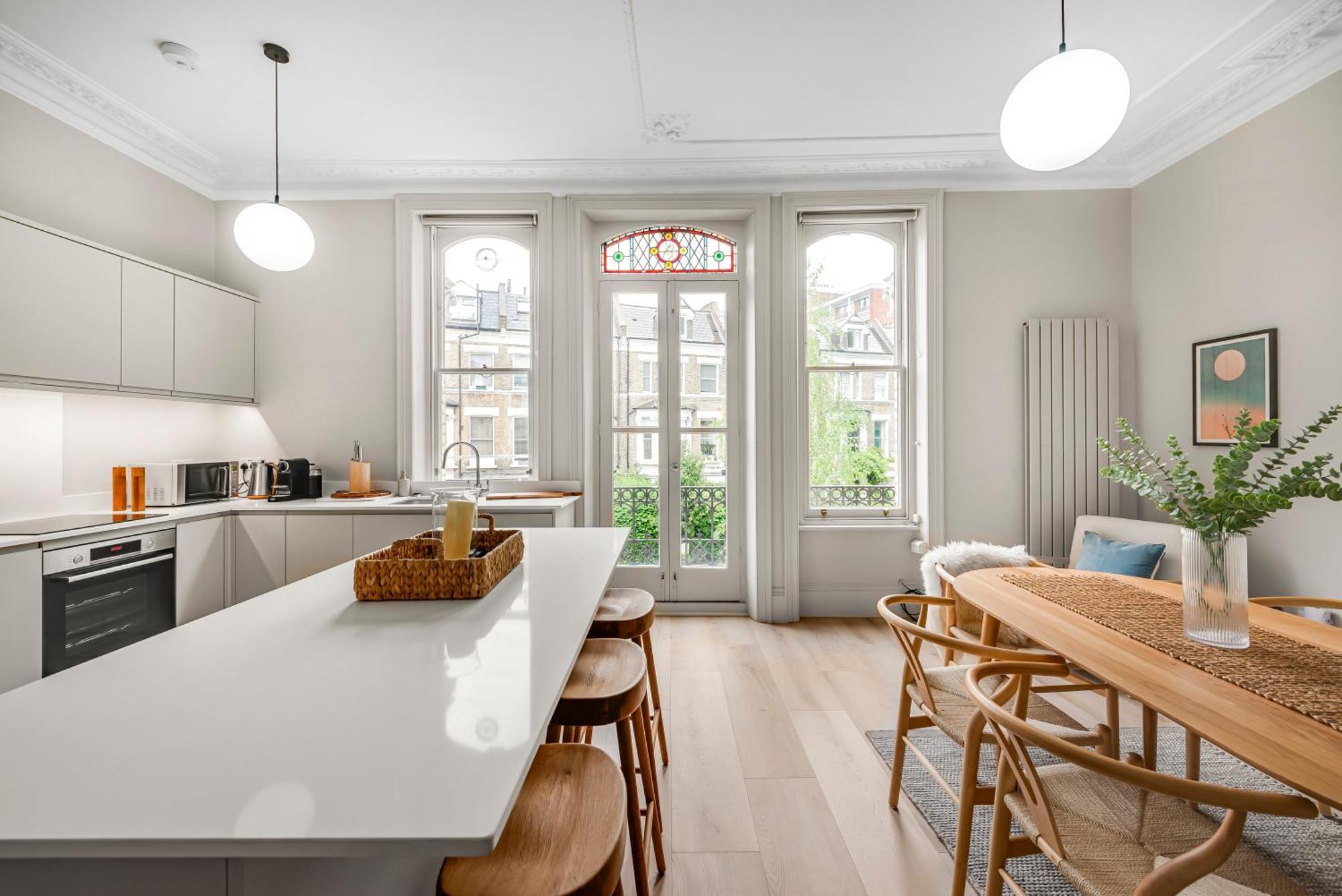 Luxury 3 Bed Apartment With Balcony In Kensington Olympia London Eksteriør billede